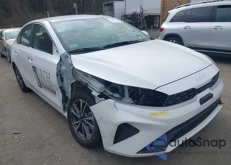 2024 Kia Forte Lxs z USA, uszkodzony, nr VIN 3KPF24AD5RE760880